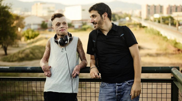 El protagonista d''El niño de fuego', Aleixo Paz, amb el director del documental, Ignacio Acconcia. ACN