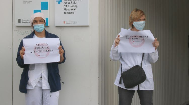 Una responsable de neteja i una infermera reclamen més seguretat al CAP Josep Masdevall de Figueres aquest matí. ACN