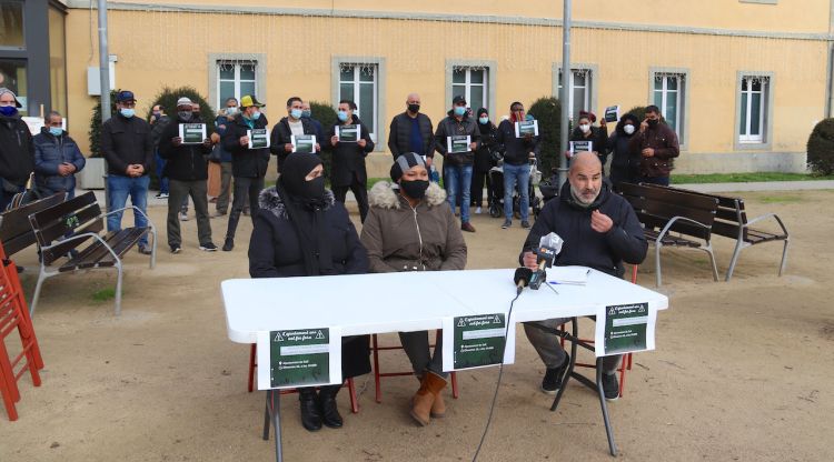 Roda de premsa per protestar contra el nou reglament d'accés a l'habitatge que han organitzat algunes entitats de Salt. ACN