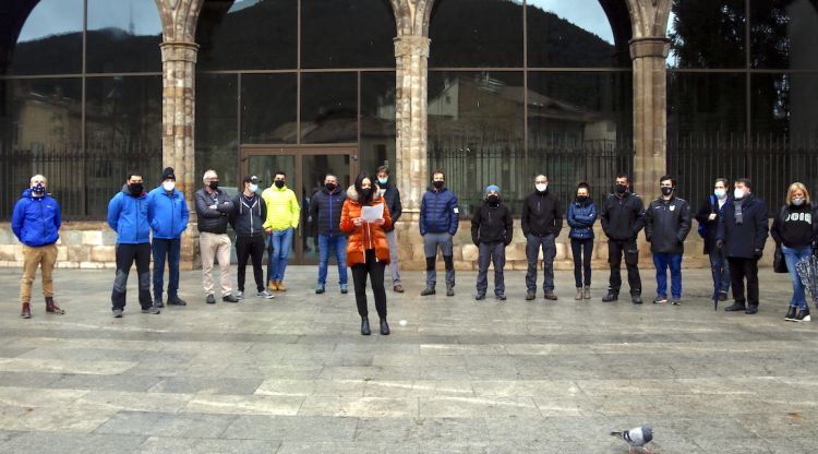 Moment de la lectura del manifest en la protesta d'empreses de distribució a Ripoll. ACN