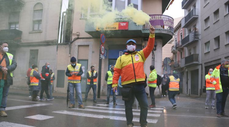 Un dels treballadors del transport sanitari manifestant-se davant de la seu d'ERC a Girona. ACN