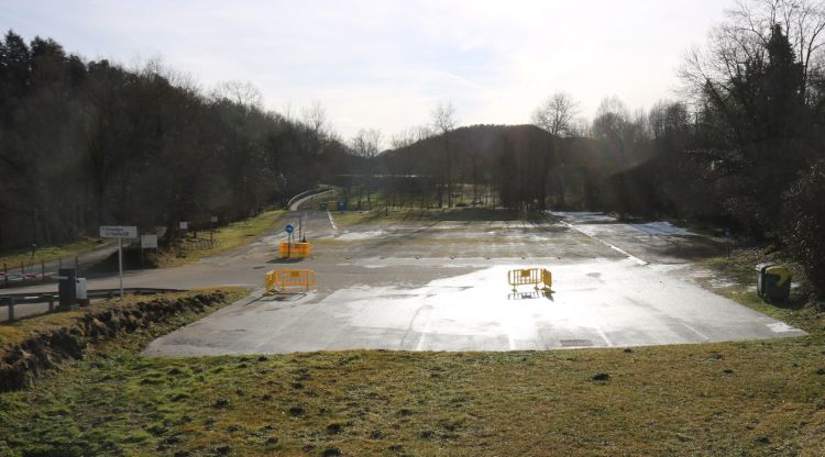 L'aparcament de Can Serra de la Fageda d'en Jordà buit, aquest matí. ACN