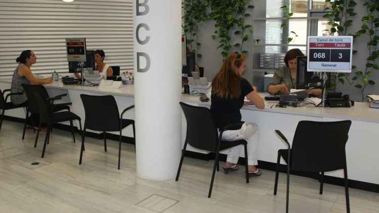 Dues taules de l'Oficina d'Atenció Ciutadana del Govern a Girona © ACN