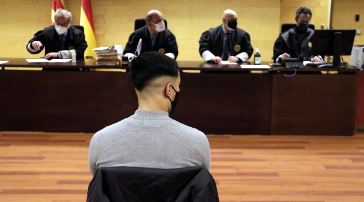 D'esquenes, l'acusat de violar una noia als lavabos d'una discoteca de Sils. ACN