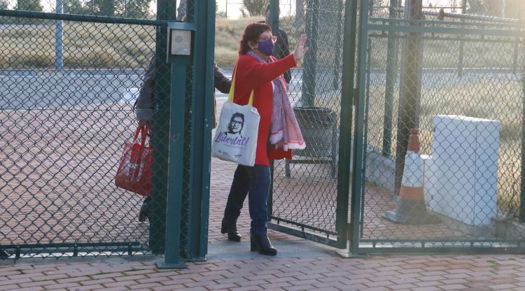 L'exconsellera Dolors Bassa sortint de la presó del Puig de les Basses aquest matí. ACN