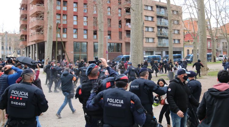 Un instant en que els Mossos han evitar que els enfrontaments anessin a més. ACN