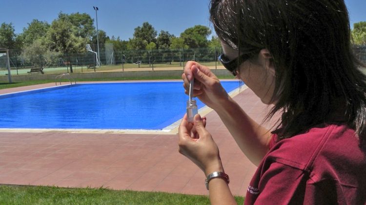 Una tècnic comprovant els nivells de PH i desinfectant a la piscina municipal de la Tallada d'Empordà © ACN