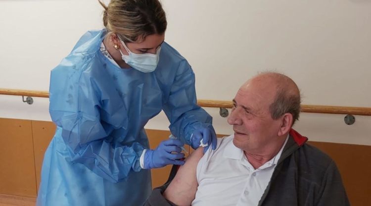 Un usuari de la residència Montsacopa rebent la vacuna