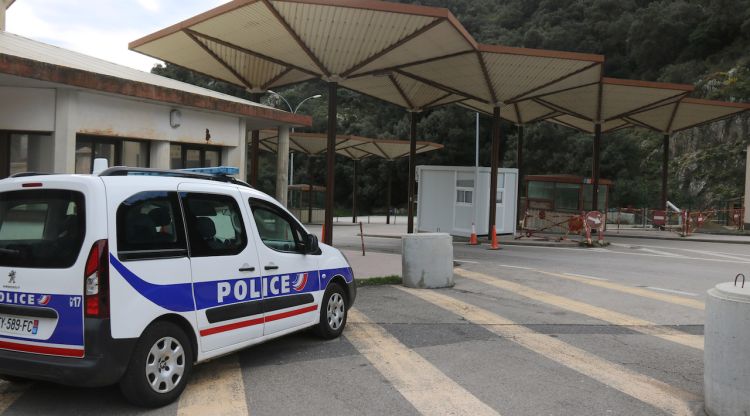 Un cotxe de la policia francesa i la frontera al costat aquest diumenge. ACN