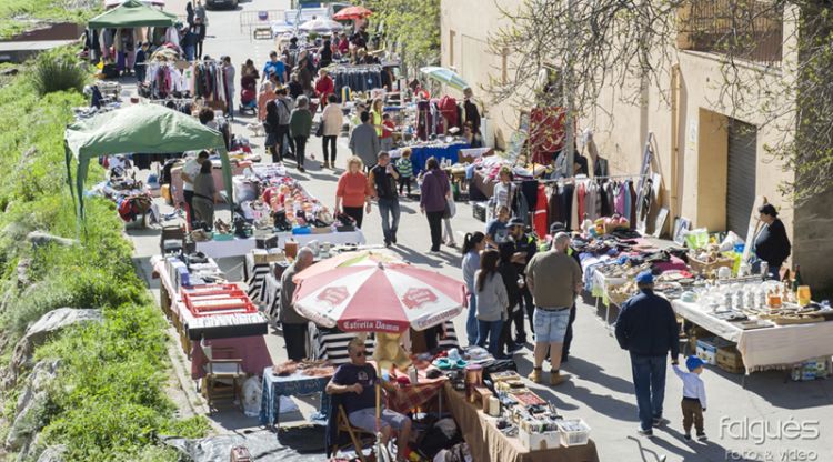 Paradistes del mercat de segona mà de la Jonquera. Infojonquera.cat / Falgués fotografia