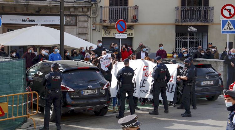 Els antifeixistes, cridant contra la comitiva de Vox que està a la plaça de l'Ajuntament i a la qual els Mossos no els deixen accedir. ACN