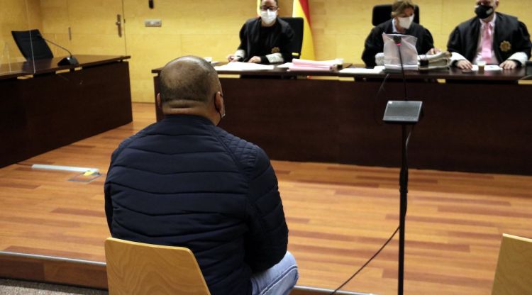 D'esquenes, l'acusat d'abusar sexualment de la fillastra a Girona. ACN