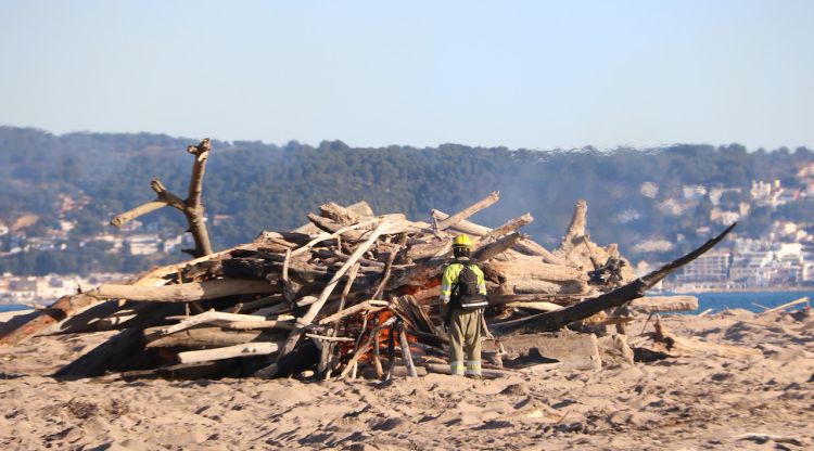 Un efectiu del Servei de Prevenció d'Incendis Forestals participant en les cremes controlades. ACN