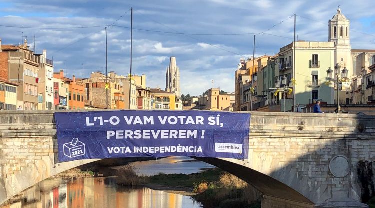 La pancarta amb el lema 'L'1-O vam votar sí, perseverem! Vota independència!' al Pont de Pedra de Girona