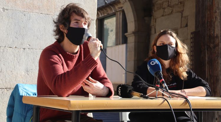 El professor associat que ha guanyat una denúncia als tribunals a la UdG, Josep Rost, amb la portaveu del SEPC. ACN