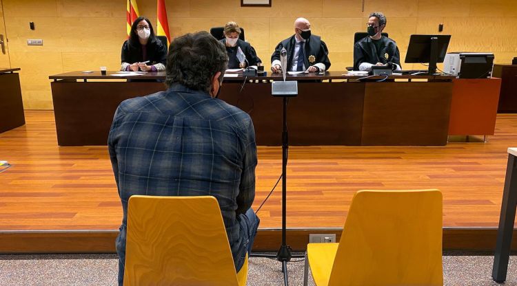 D'esquenes, el professor d'hípica acusat de fer tocaments a una alumna. ACN