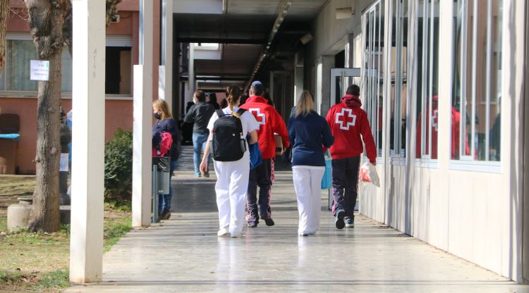 Efectius sanitaris entrant a l'IES la Garrotxa d'Olot per fer proves PCR. ACN