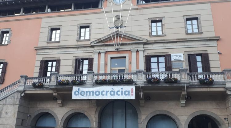 La façana de l'Ajuntament de Ripoll amb la pancarta