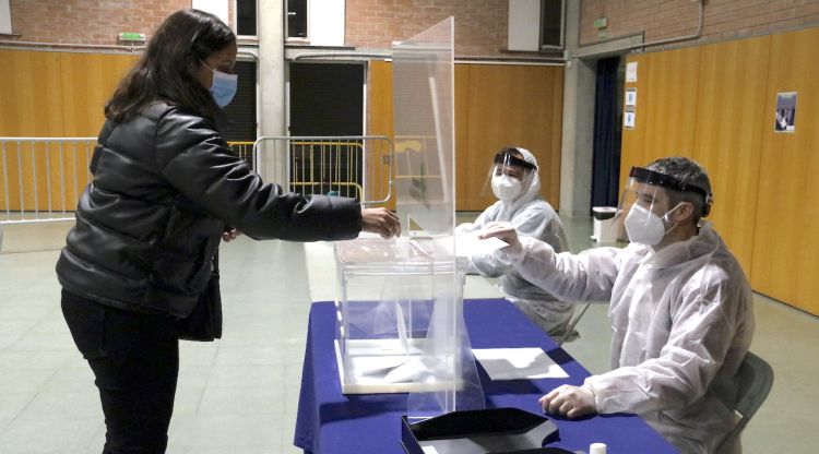 Un vot al simulacre per assajar els protocols sanitaris a Sant Julià de Ramis.. ACN