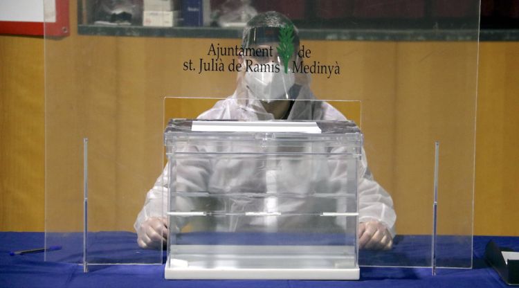 El president d'una mesa electoral de Sant Julià de Ramis, amb l'EPI durant el simulacre. ACN