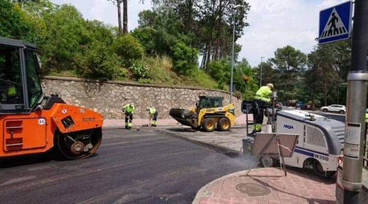 Un carrer de Girona durant un pla d'asfaltatge (arxiu)