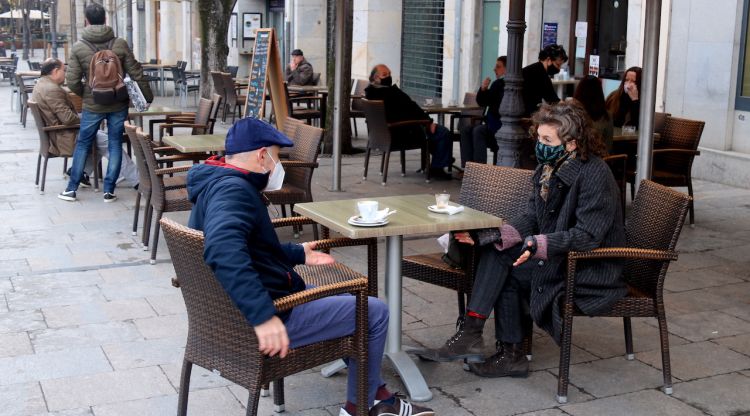 Clients esmorzant en una terrassa de la Rambla de Girona. ACN