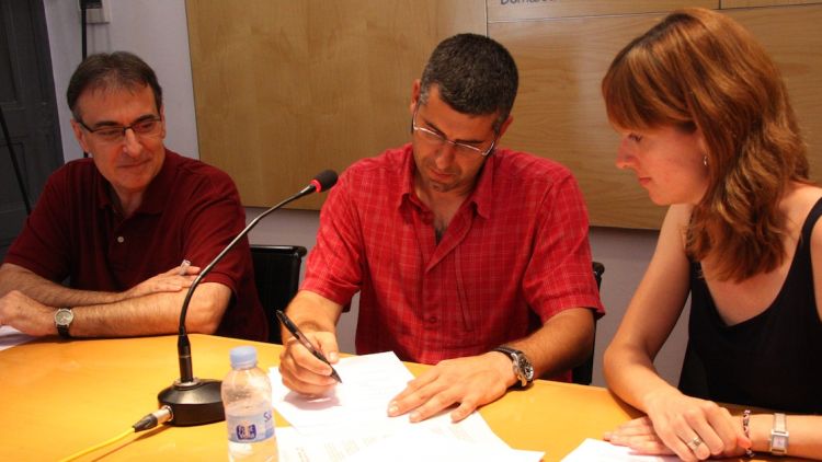 El cap de llista de la CUP, Jordi Navarro, signant el codi ètic del partit © ACN