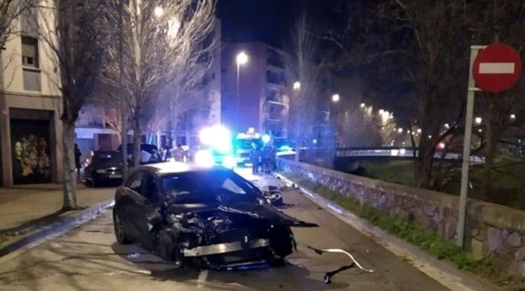 Estat en què va quedar el cotxe que va provocar l'accident al carrer riu Güell de Girona