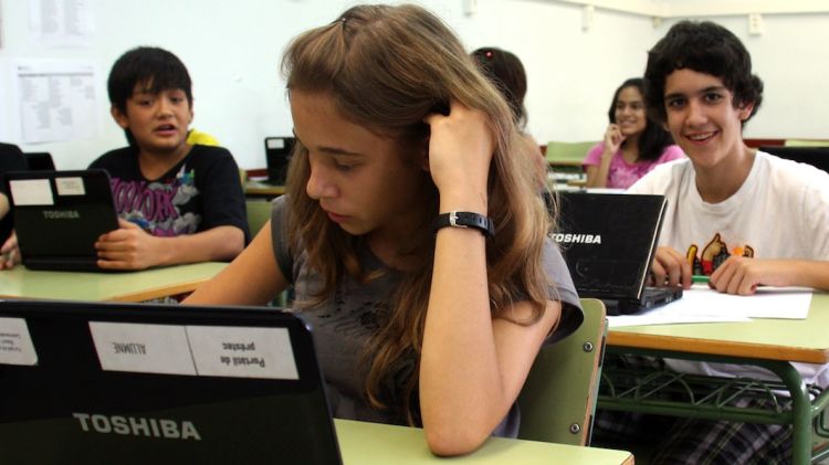 Alumnes de l'IES Anna Gironella de Barcelona, un centre que treballa amb ordinadors portàtils © ACN
