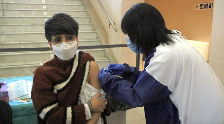 Una persona rebent la primera dosi de la vacuna d'AstraZeneca. ACN