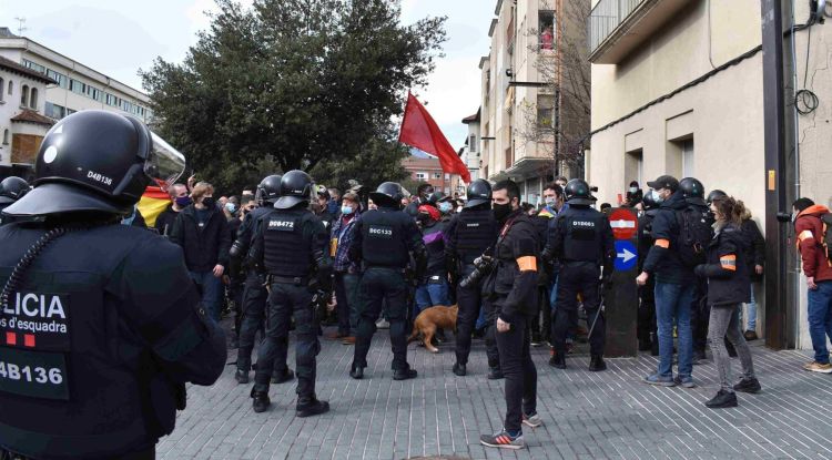 Cordó policial davant els manifestants a Olot, aquest matí. Ramon Estéban