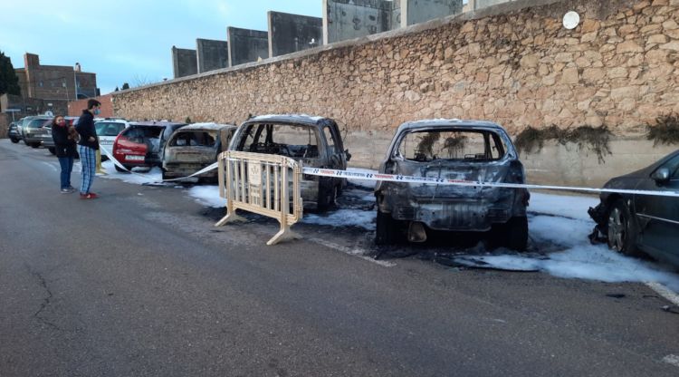 Els cotxes cremats en l'incendi d'aquesta nit passada. ACN