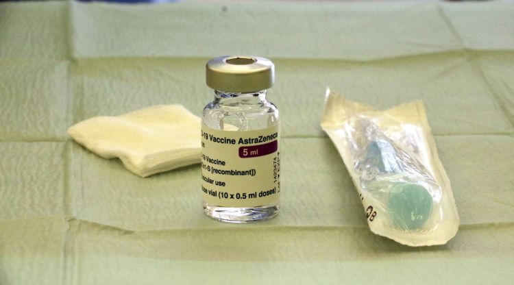 Un vial d'una vacuna d'AstraZeneca i una xeringa