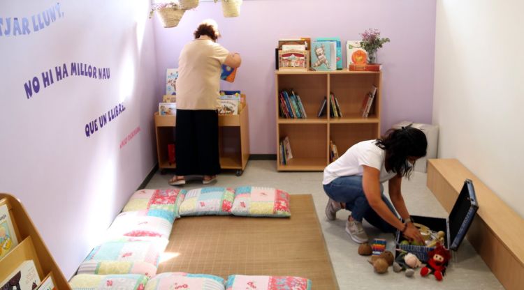 Mestres de l'escola bressol l'Olivera de Girona preparant les aules (arxiu). ACN