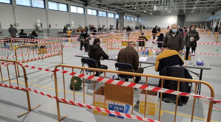 La nau de Palamós amb totes les meses constituïdes i alguns votants exercint el seu dret a vot. ACN