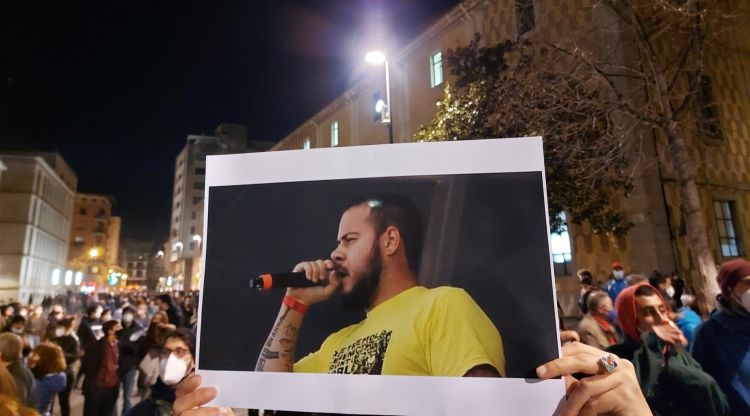 Un cartell de Pablo Hasel en la manifestació d'aquesta tarda a Girona. LaJauma