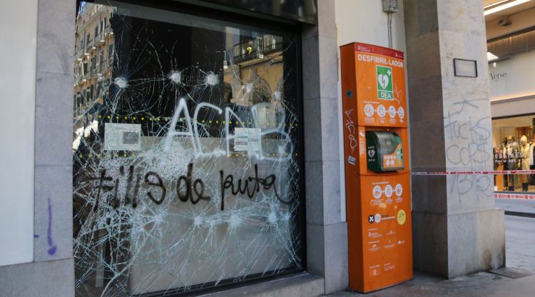 Les destrosses en un vidre de Caixabank a la plaça Independència. ACN