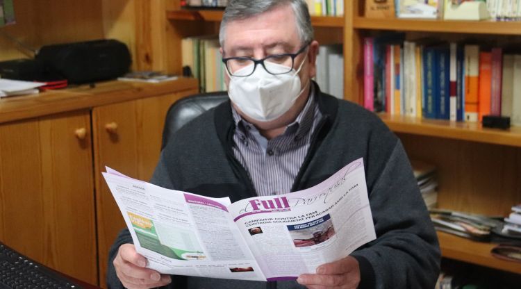 Mossèn Benet Galí llegint el full parroquial del diumenge. ACN