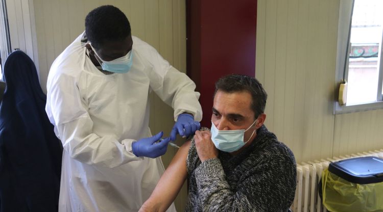 Un docent gironí rebent una vacuna contra la covid-19. ACN