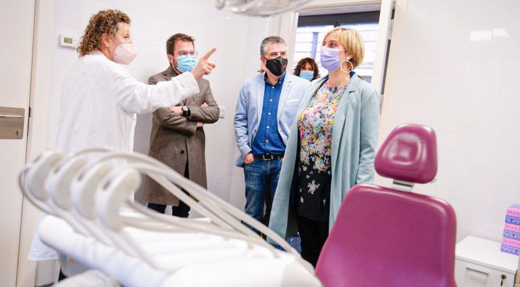 Aragonès i Vergés visitant les noves instal·lacions del centre d’atenció primària Dr. Jordi Nadal de Salt. ACN