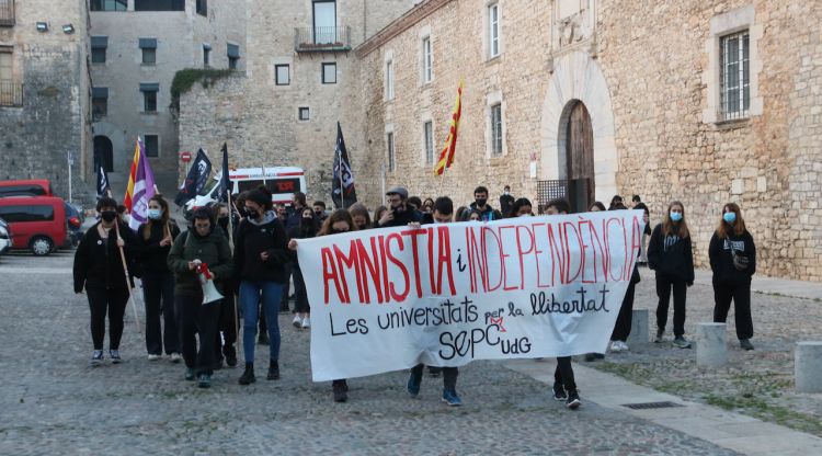 Els estudiants davant de l'edifici del rectorat de la UdG abans de començar la manifestació pel centre de Girona. ACN