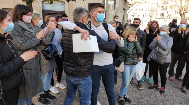 El jove detingut un cop s'ha trobat amb els seus familiars i amics. ACN
