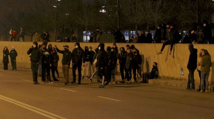 Alguns dels manifestants tallant l'avinguda Jaume I de Girona. ACN
