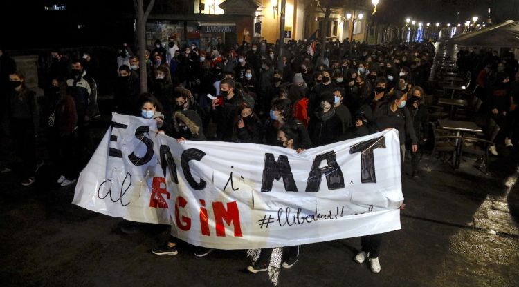 Els manifestants passant per la part alta de la Rambla de Girona. ACN