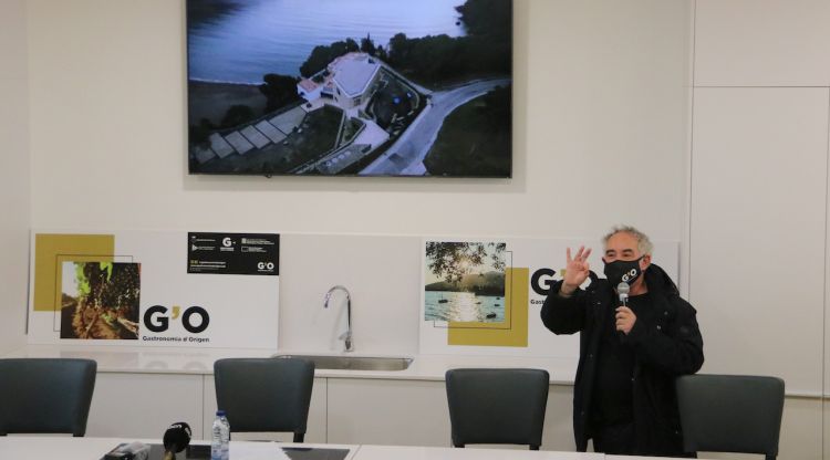 El xef Ferran Adrià durant l'acte de Roses on ha mostrat un vídeo del projecte i ha detallat les novetats. ACN