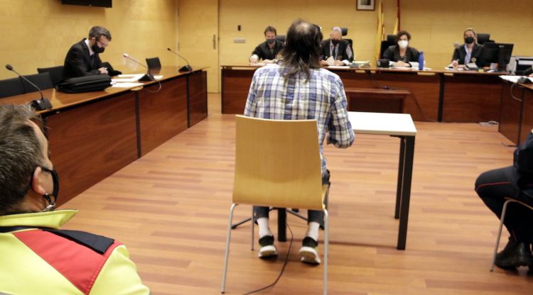 D'esquenes, l'acusat de violar, insultar i mossegar la parella a la cara a Lloret de Mar. ACN