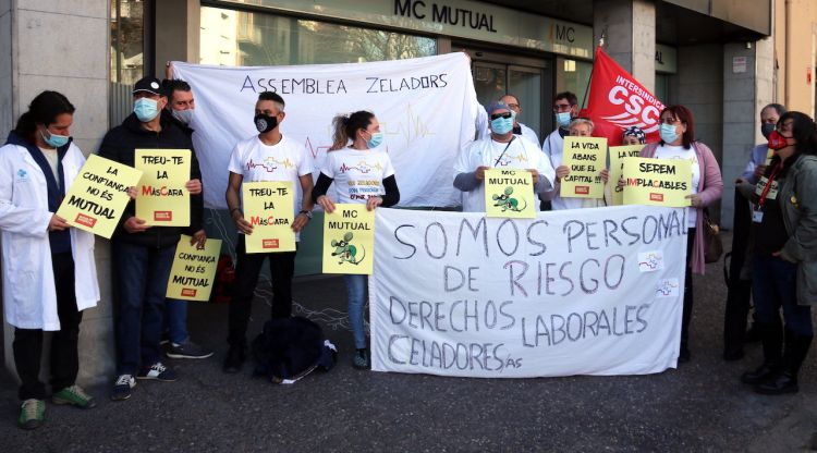 Un moment de la concentració davant MC Mutual de Girona. ACN