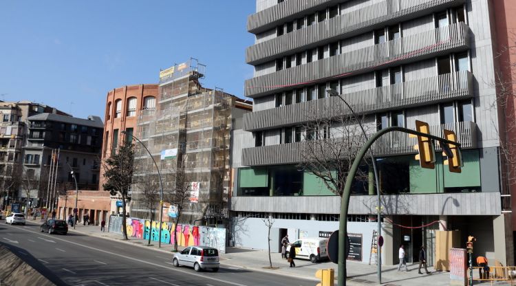 Vista d'un edifici pràcticament acabat, al costat d'un bloc en en obres a Girona. ACN