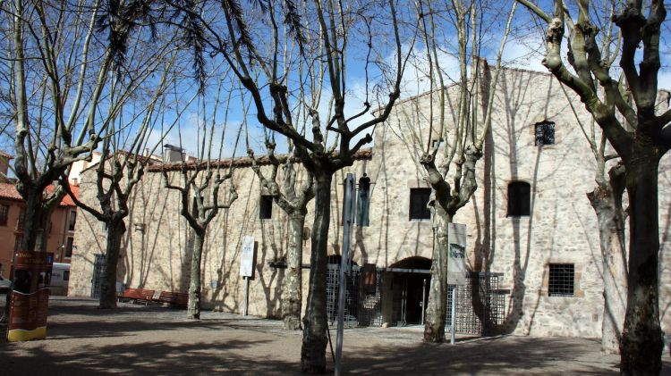 Vista exterior del remodelat Palau de l'Abadia de Sant Joan de les Abadesses © ACN