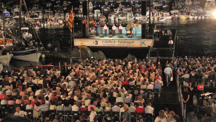 La tradicional cantada d'Havaneres a portat milers de persones a la vila marinera © ACN